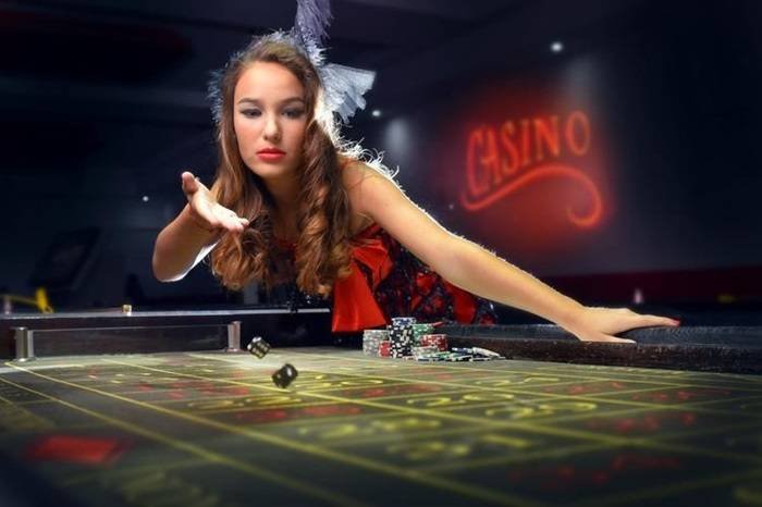 Player accessing ph77 Live Casino on a mobile phone in the Philippines